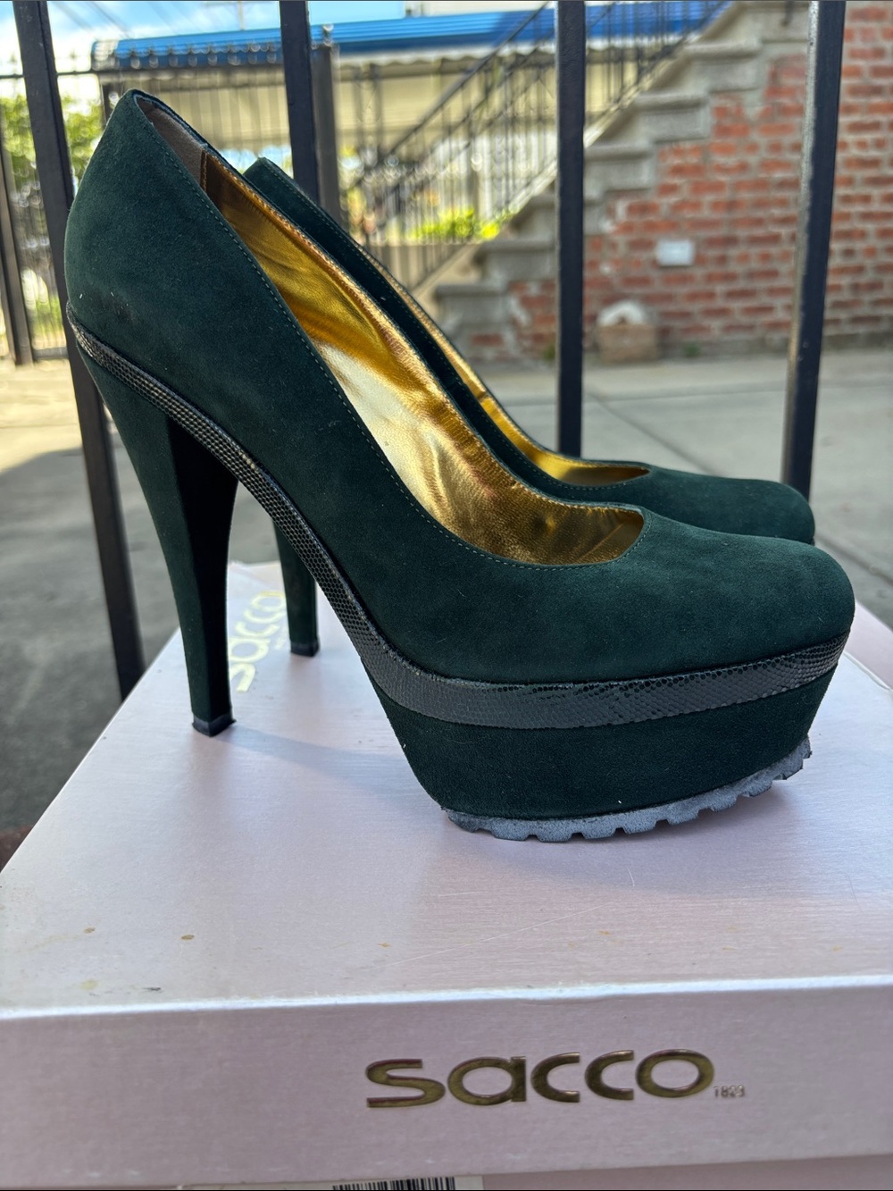 SACCO Dark Green Suede Platform Pumps